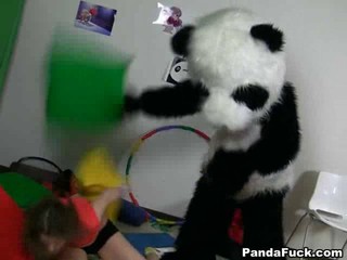 Junge Brünette lässt es mit einem Panda-Ficker ordentlich krachen #4