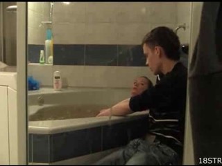 Ein Kerl und seine Freundin waschen sich nach dem Sex #13