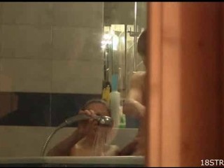 Ein Kerl und seine Freundin waschen sich nach dem Sex #17