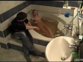 Ein Kerl und seine Freundin waschen sich nach dem Sex #8