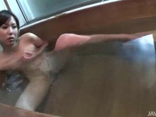 Junge Asiatin Karen masturbiert in der Dusche #3