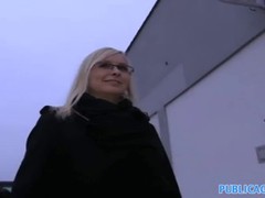 Ältere Blondine lässt sich zum Blasen und Poppen überreden #1