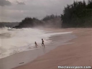Junger Mann rammelt seine Freundin am Strand
