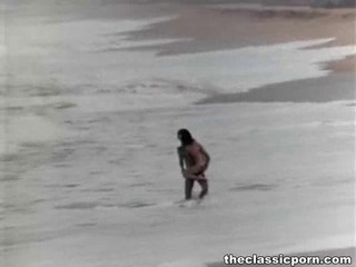Junger Mann rammelt seine Freundin am Strand #3