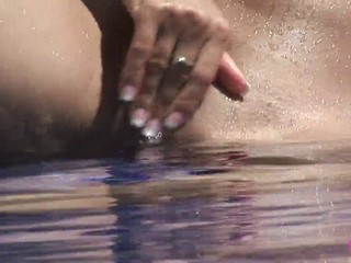 Vollbusiges lesbisches Pärchen hat Sex am Schwimmbad #17