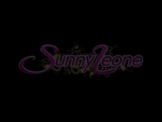 Die schlanke Sunny Leone spielt mit ihrer Vagina #1