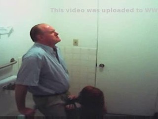 Rothaariges Flittchen nuckelt in der Toilette am Penis eines Opas #14