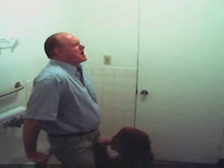 Rothaariges Flittchen nuckelt in der Toilette am Penis eines Opas #19