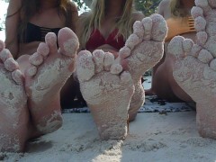 3 deutsche Girls zeigen ihre Fußsohlen im Sand #3