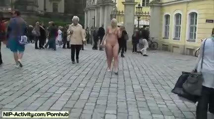 Blonde,hübsche Amateurin zeigt ihren nackten Körper öffentlich #18