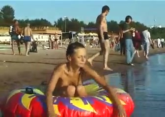 Eine versteckte Kamera eines Voyeurs dauert ein nacktes Mädchen am Strand #11