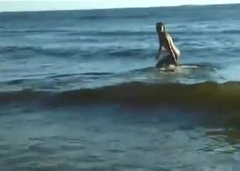 Eine versteckte Kamera eines Voyeurs dauert ein nacktes Mädchen am Strand #17