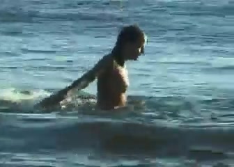 Eine versteckte Kamera eines Voyeurs dauert ein nacktes Mädchen am Strand #18