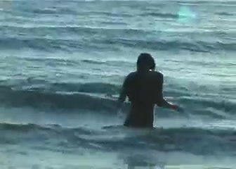 Eine versteckte Kamera eines Voyeurs dauert ein nacktes Mädchen am Strand #19