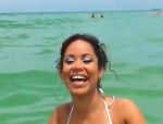 Eine sexy Latina Teenager Mercedes Cash hat sehr viel Spaß am Strand #3