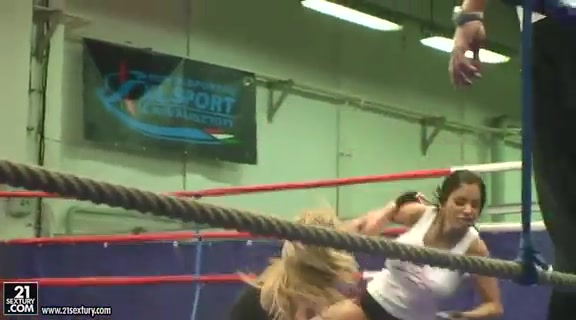 Die sportive Mädchen Jessica Moore und Kira Black in einem Wrestling Match #4
