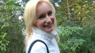 Die blonde Milf Claudia wird wirklich total dreckig in dem Wald #3