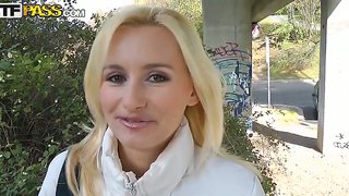 Die blonde Milf Claudia wird wirklich total dreckig in dem Wald