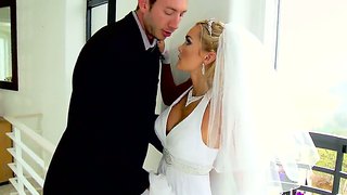 Die sehr heiße blonde Babe Devon verführt ihren Mann bei der geilen Hochzeit #2
