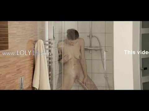 Unter der Dusche um einen wirklich tollen und langen Orgasmus zu erreichen #4