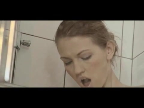 Unter der Dusche um einen wirklich tollen und langen Orgasmus zu erreichen #5