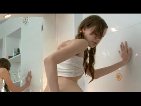 Lustgeile Babysitterin kommt unter der Dusche zum Orgasmus #5