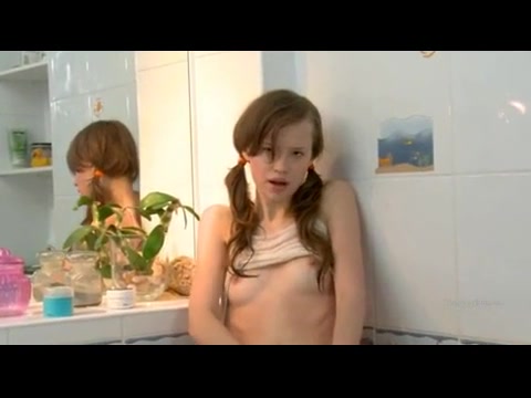 Lustgeile Babysitterin kommt unter der Dusche zum Orgasmus #9