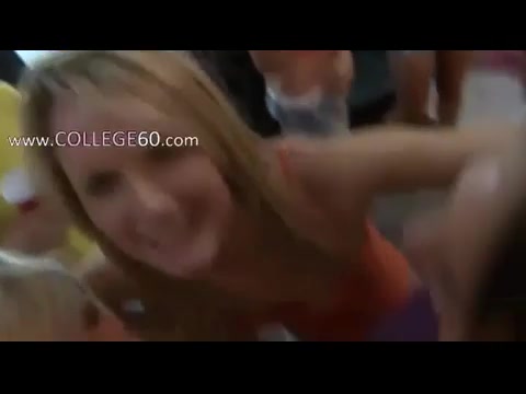 Zwei gepflegte College Schülerinnen blasen einen Schwanz #14