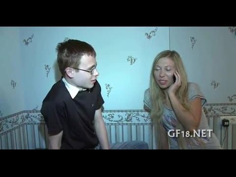 Schamloser Kerl verkauft seine gutaussehende Freundin für Sexspielchen #1