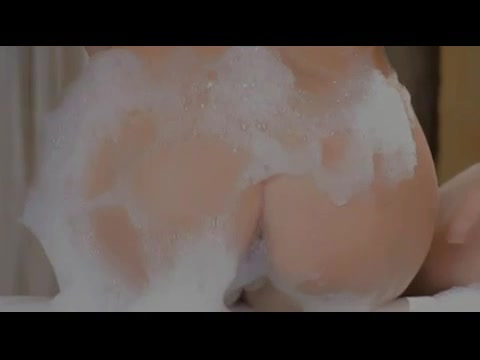 Junge sexy lüstige Frauen spielen in der Badewanne #1