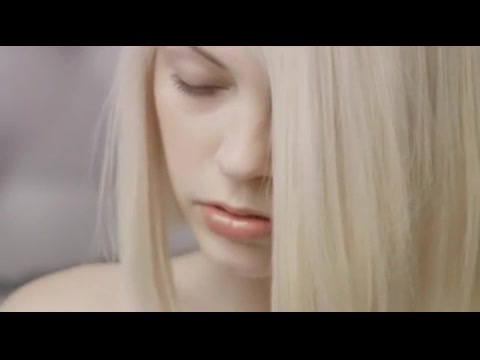 Ein junges, blondes Engelchen masturbiert sich zum Höhepunkt #3