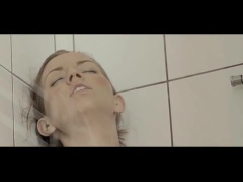 Dieses notgeile Luder bekommt unter der Dusche einen Orgasmus #3