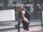 Ein unglaubliches Mädchen macht sich ganz nackt Mitte auf der Strasse #6