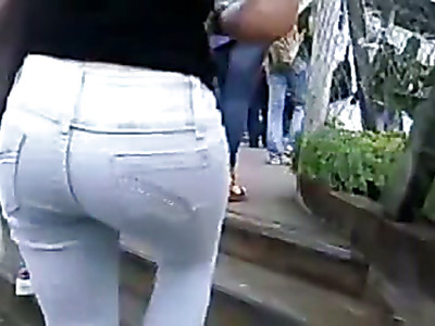 Eine versteckte Kamera filmt ein paar Mädel mit schönen Ärschen in Jeans