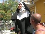 Zwei Nonne zeigen ihre dreckige Gewohnheiten  #6