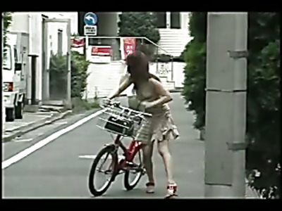 Eine versteckte Kamera filmt nette Mädels und ihre Titten auf der Strasse
