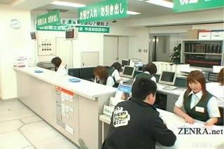 Mit Untertiteln, vollbusige Japanerin macht dem Postbeamten einen Handjob #12