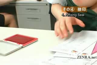 Mit Untertiteln, vollbusige Japanerin macht dem Postbeamten einen Handjob #6