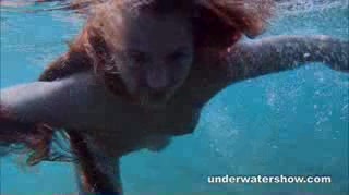 Julia in ihren Badeanzug schwimmt unter dem Wasser in dem See #7
