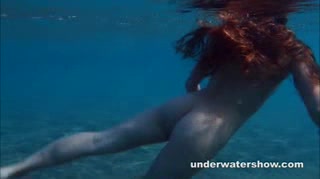 Julia in ihren Badeanzug schwimmt unter dem Wasser in dem See #1