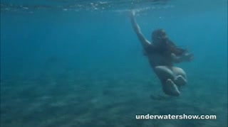 Julia in ihren Badeanzug schwimmt unter dem Wasser in dem See #2