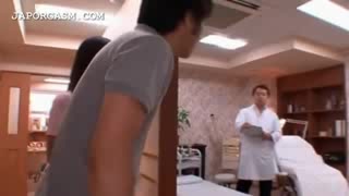 Heisse, asiatische Krankenschwester wird beim flotten Dreier erwischt #4