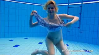 Die süsse, spitze Lucy legt einen aufreizenden Strip unter Wasser hin #2