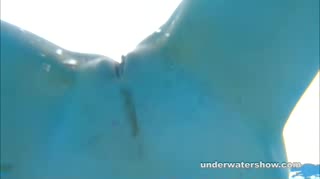 Die süsse, spitze Lucy legt einen aufreizenden Strip unter Wasser hin #20