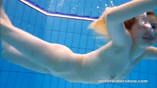 Die süsse, spitze Lucy legt einen aufreizenden Strip unter Wasser hin #9