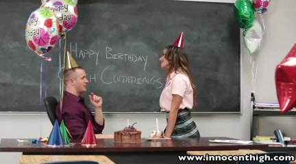 Unschuldige, heiße, kleine Teenagerin fickt den Geburtstags-Boy #1