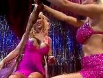 Striptease in Stumpfhose, blonde Lesbe vergnügt sich beim Strippen