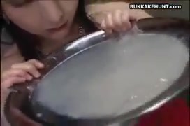 Asiatisches Girl beim Bukkake mit Sperma schlucken #6