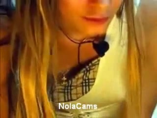 Hübsche Teenagerin treibt neckische Spielchen vor ihrer Webcam #20