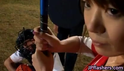 Weibliches, asiatisches Baseballteam spielt ohne Höschen #7